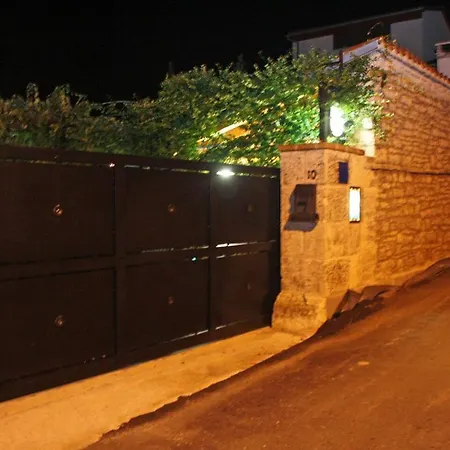 Art House Is A Cozy House With A Private Pool *